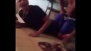 Negro fode primo branquinho em casa de amigos com ele assistindo